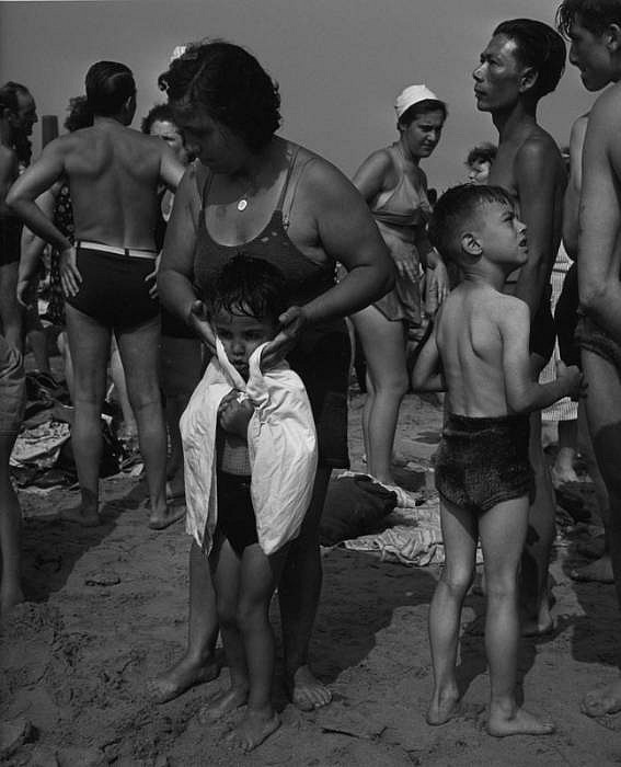 Morris Engel, Drying Off, Coney Island, NYC, 1938
Photography, 14 x 11 in. (35.6 x 27.9 cm)
ME070507