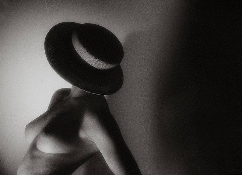 Robert Farber, Nude Under the Hat, Edition of 8, 1982
fine art paper pigment print, 20 x 30 in. (50.8 x 76.2 cm)
RF130414