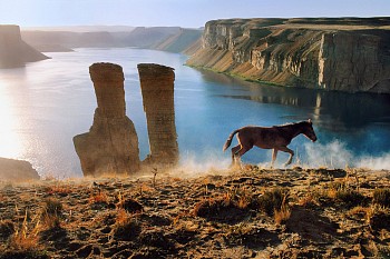Steve McCurry - Steve McCurry Horse and Two Towers, Bandi Amir Lakes, Afghanistan