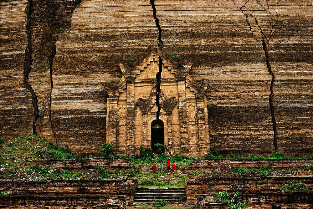 Steve McCurry, Mingun Pagoda, Near Mandalay, Mayanmar, Burma, Ed. 10/60, 1994
FujiFlex Crystal Archive Print, (Inquire for available sizes)
BURMA-10005