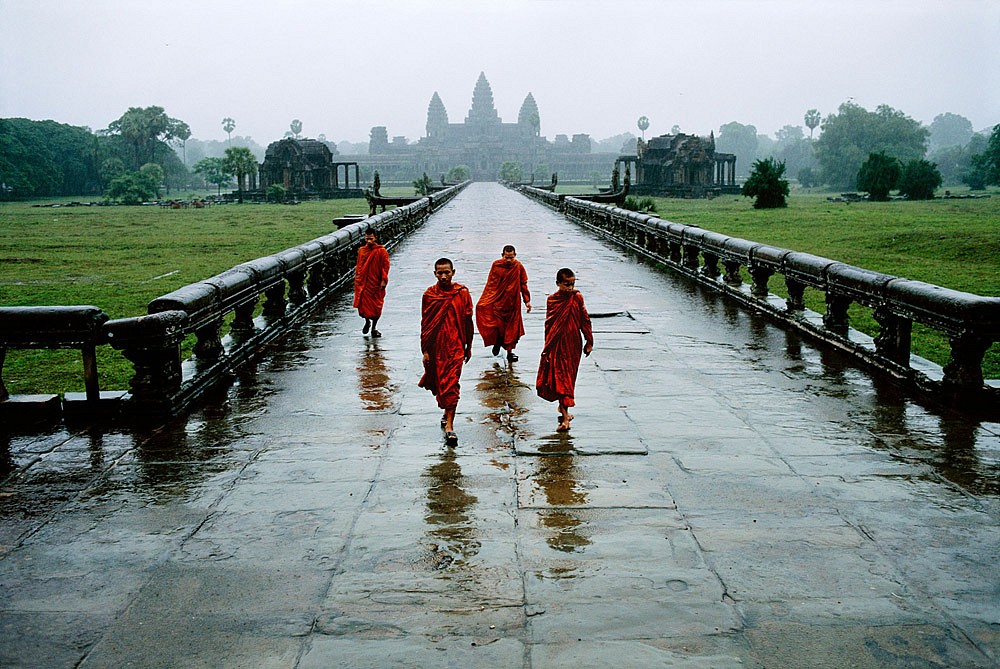 Steve McCurry, Monks in the Rain, 2011
FujiFlex Crystal Archive Print
CAMBODIA-10089