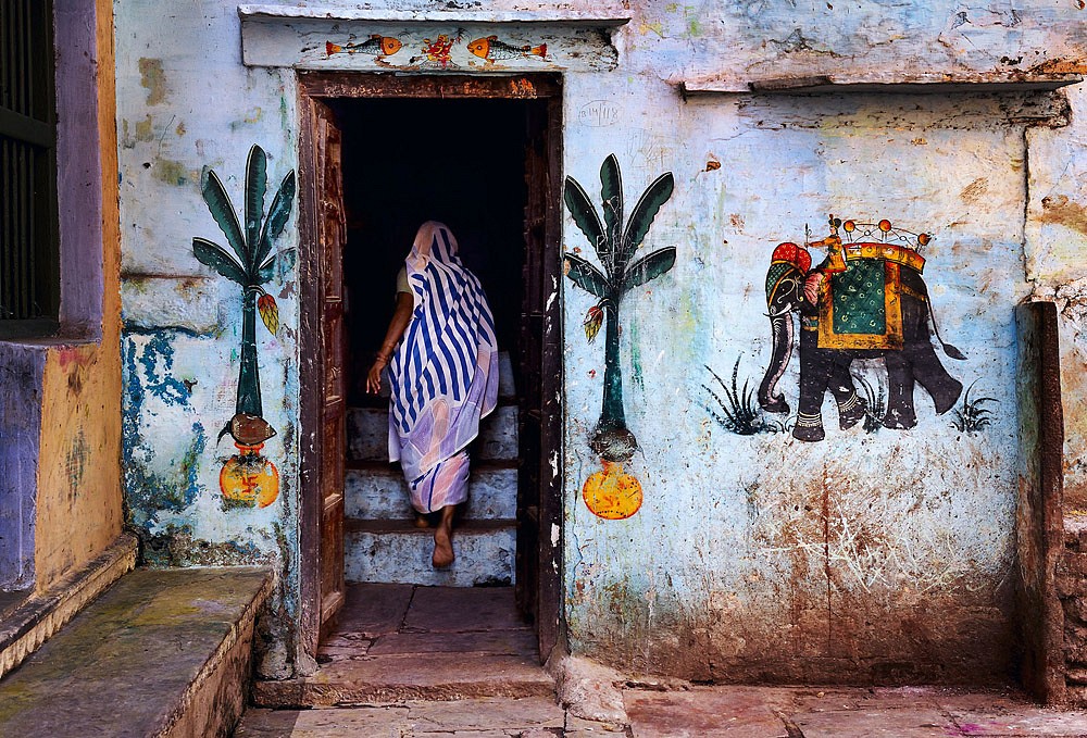 Steve McCurry, Woman in Varanasi, 2010
FujiFlex Crystal Archive Print, (Inquire for available sizes)
INDIA-10870