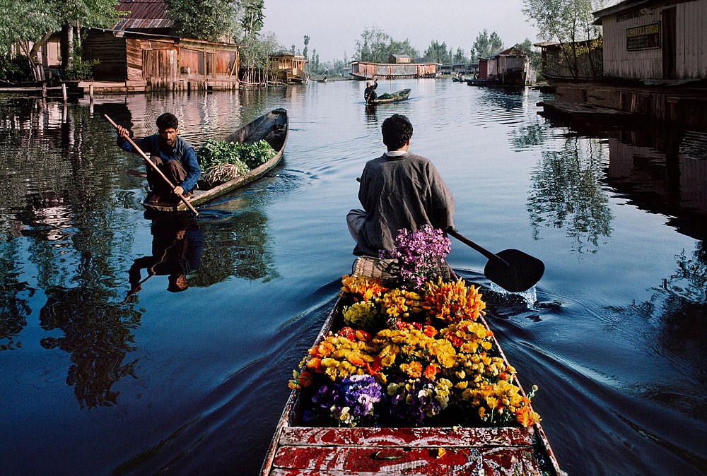 Steve McCurry, Merchants Paddle Boats, 1998
FujiFlex Crystal Archive Print, (Inquire for available sizes)
KASHMIR-10139