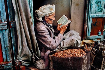 Steve McCurry - Steve McCurry Man Reading