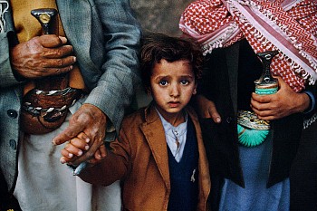Steve McCurry - Steve McCurry Boy Between Two Daggers