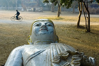Steve McCurry - Steve McCurry Buddha and Bicycle, Mandalay, Burma
