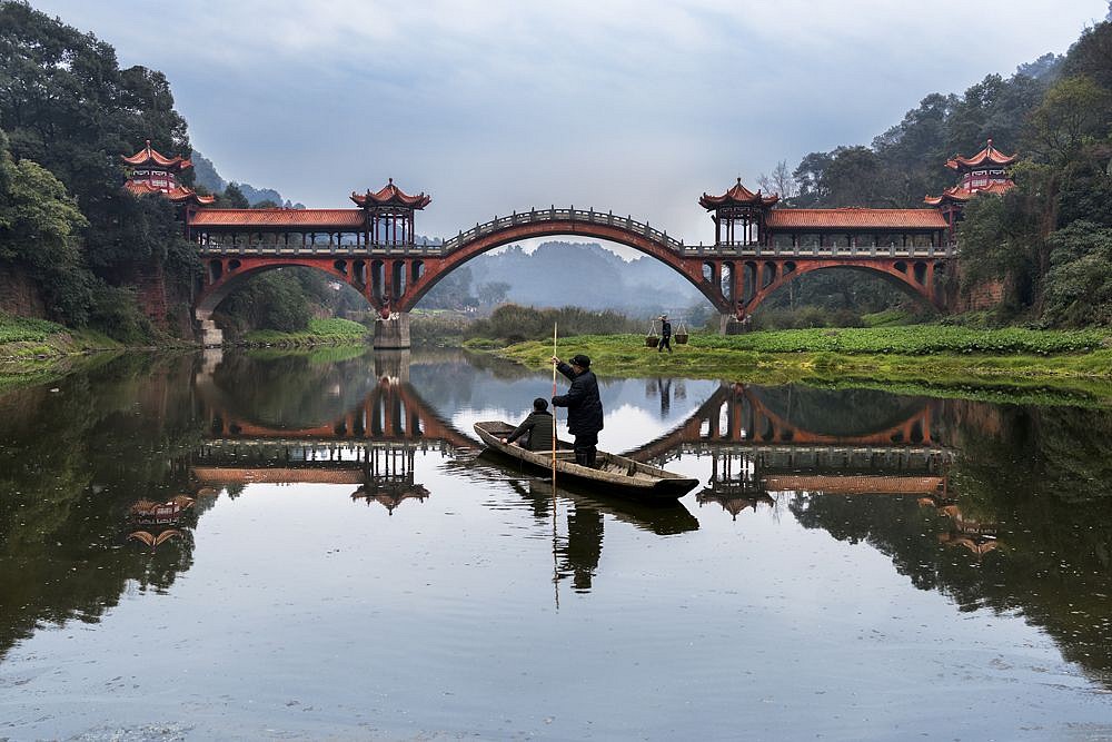 Steve McCurry, Man Rows on Min River, Leshan, China, 2016
FujiFlex Crystal Archive Print, 40 x 60 in. (Inquire for additional sizes)
CHINA-10363