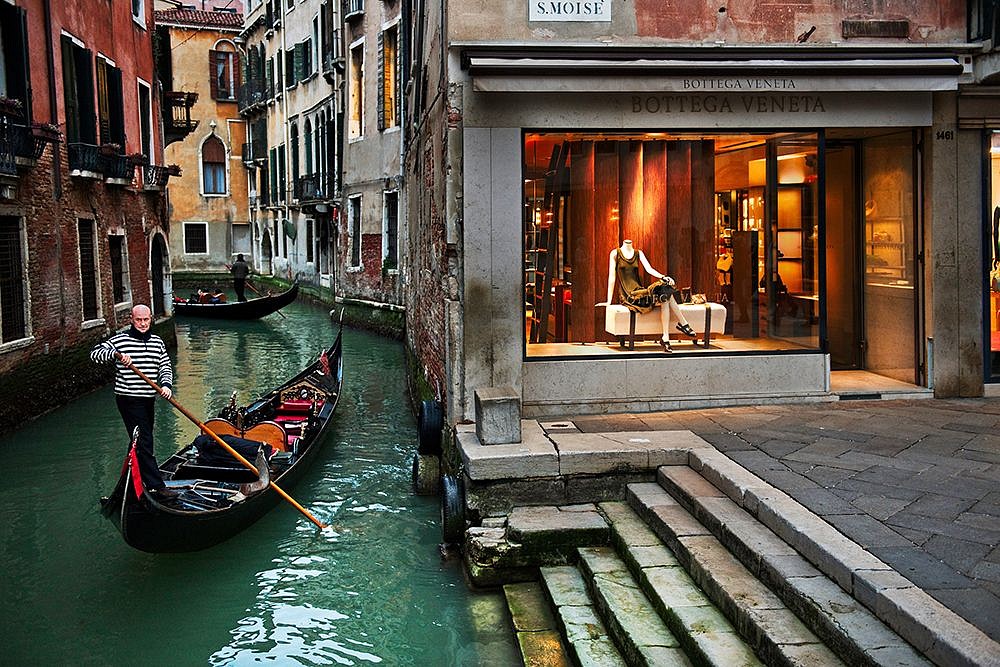 Steve McCurry, Man Rows Gondola on Canal. Venice, Italy, 2011
FujiFlex Crystal Archive Print, 30 x 40 in. (Inquire for additional sizes)
ITALY-10079