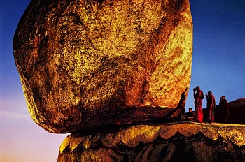Work: Steve McCurry Monks Praying at Golden Rock, Kyaikto
