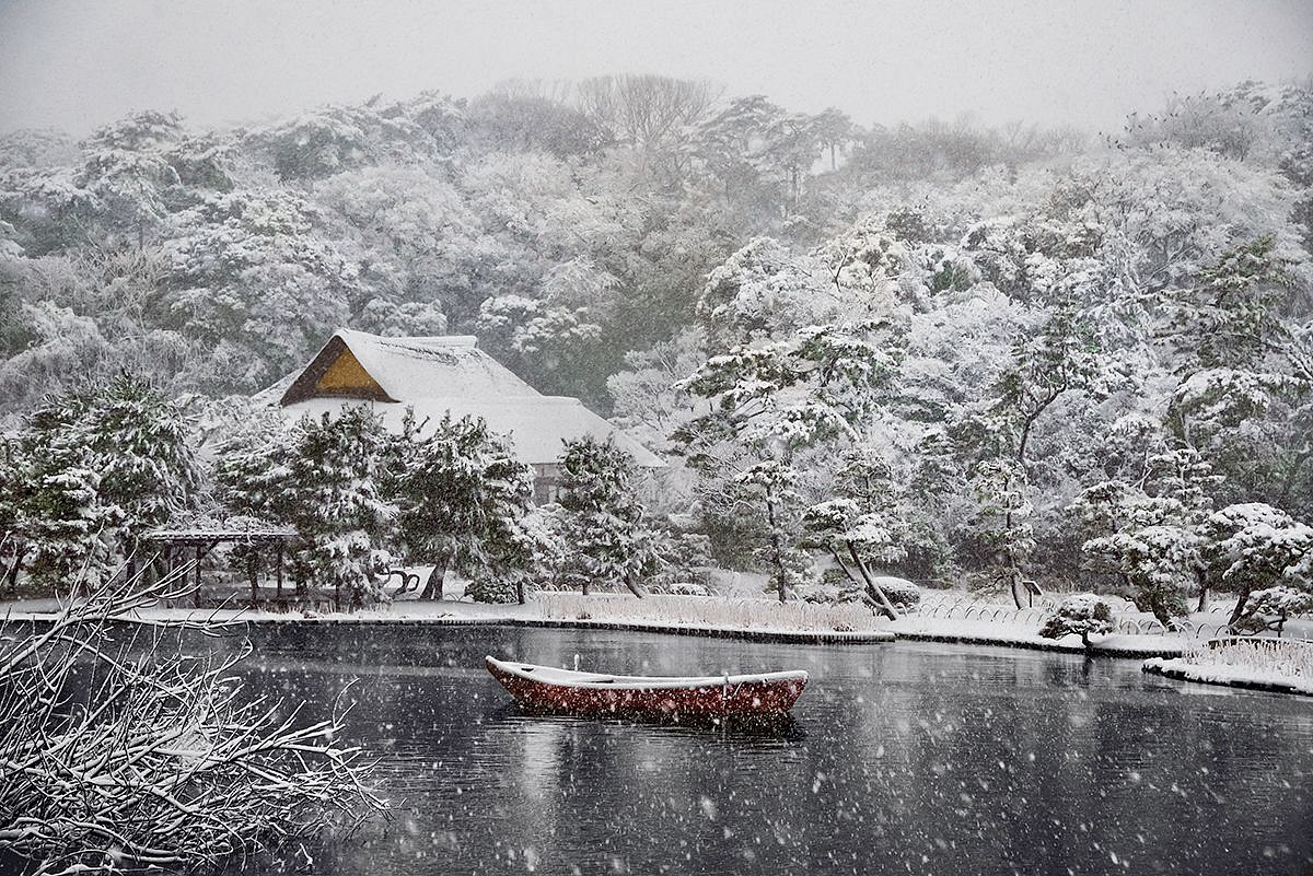 Steve McCurry, Boat Covered in Snow in Sankei-en Garden, Yokohama, Japan, 2014
FujiFlex Crystal Archive Print, 40 x 60 in.
JAPAN-10261