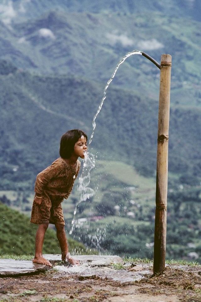 Steve McCurry, Child Drinks Water from Well, Nepal, 1983
FujiFlex Crystal Archive Print, 40 x 30 in.
NEPAL-10141
