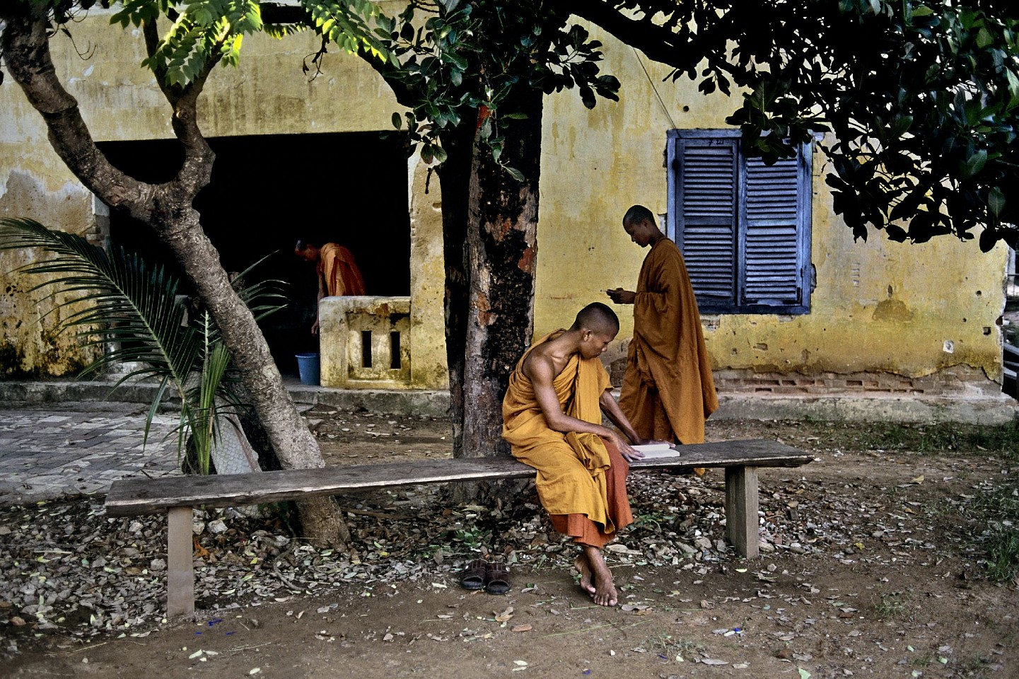 Steve McCurry, Monks Read at Siem Reap Monastery, 1999
FujiFlex Crystal Archive Print
Price/Size on request