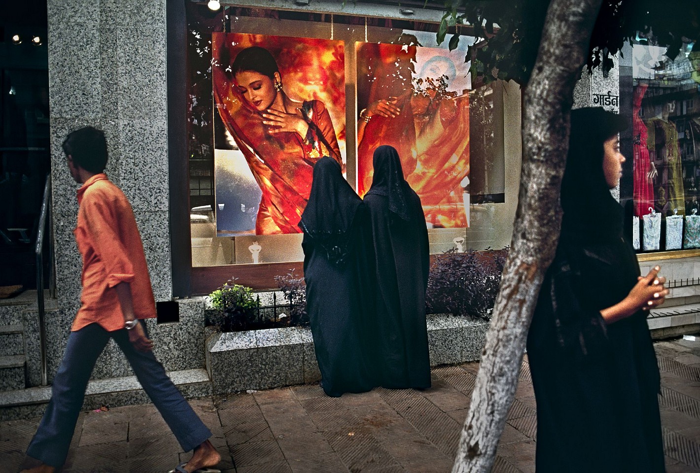 Steve McCurry, Woman Stares at Vitrine, 1996
FujiFlex Crystal Archive Print
Price/Size on request