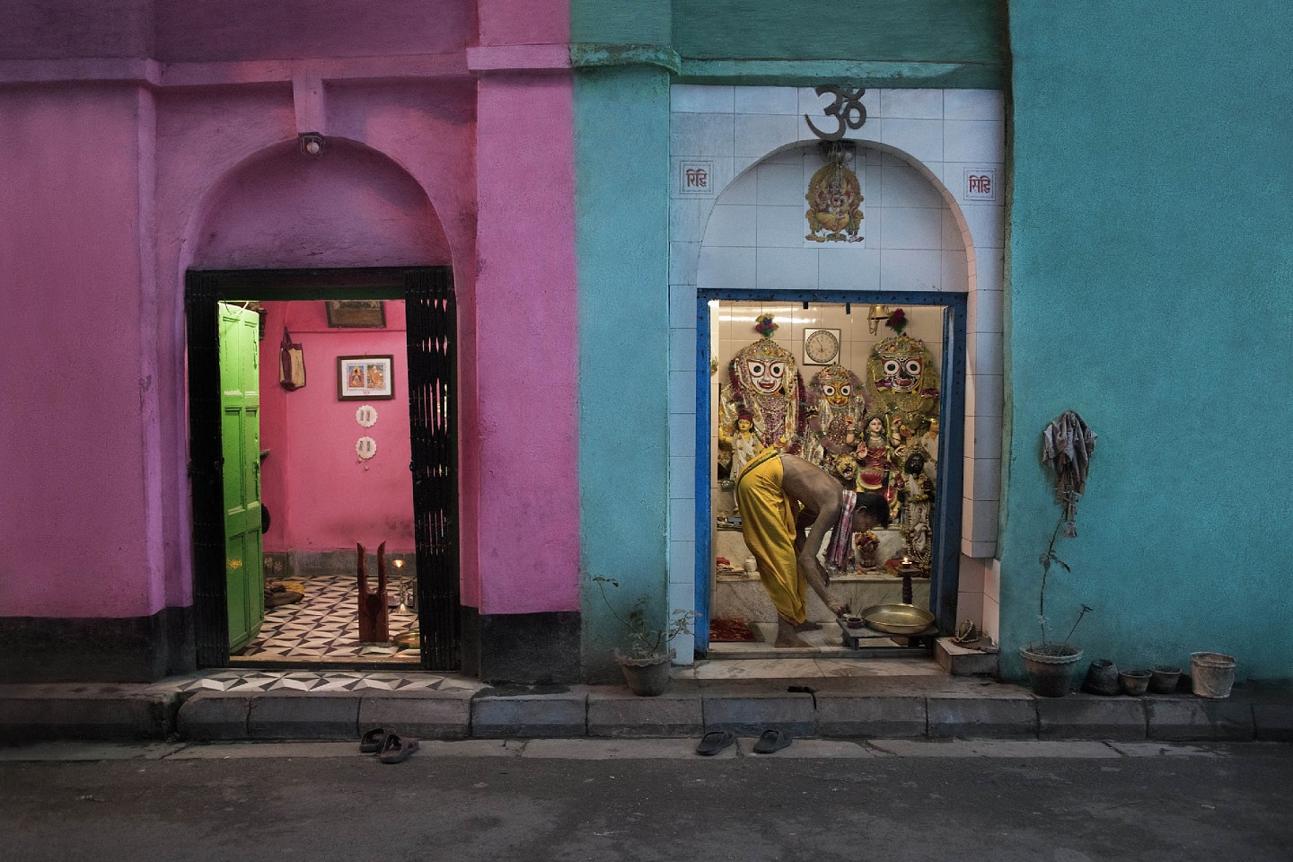 Steve McCurry, Hindu Priest Prepares for Puja, 2018
FujiFlex Crystal Archive Print
Price/Size on request
