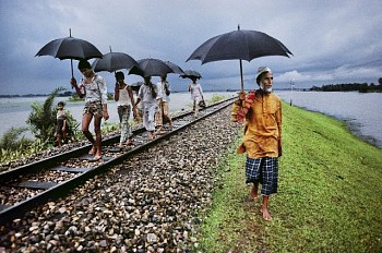 Steve McCurry - Steve McCurry Walking on High Ground