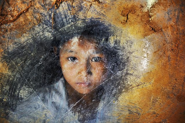 Steve McCurry, Young Girl Looks Through Glass, 2010
BURMA-10214