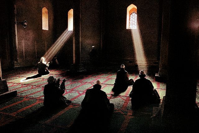 Steve McCurry, Men Praying in Mosque, 1998
FujiFlex Crystal Archive Print
KASHMIR-10056