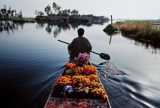 Steve McCurry, Rowing on Dal Lake, 1999
FujiFlex Crystal Archive Print
KASHMIR-10067